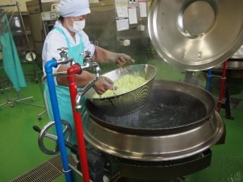 写真　野菜を茹でる様子
