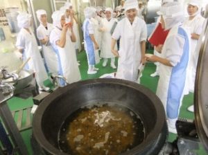 だしの味を確認している様子