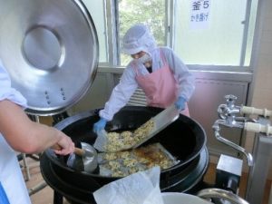 かき揚げはクッキングシートの上に載っている