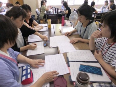 メモを取り情報交換をする様子