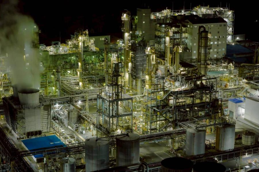 ドローンで撮影した工場夜景の写真
