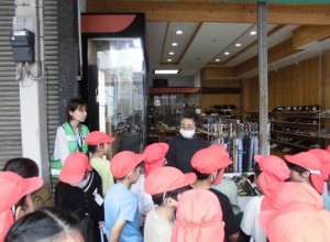 未来のまちづくり。商店街の方々に挨拶2