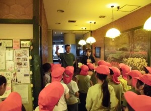 未来のまちづくり。商店街の方々に挨拶3
