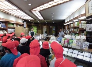 未来のまちづくり。商店街の方々に挨拶4