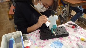 12月14日 絵筆で色付けをする様子