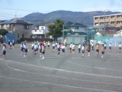 1月24日　1年生　体育「持久走、なわとび」2