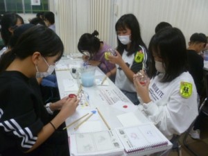 1月25日　6年生　「修学旅行2日目　風鈴絵付け体験1」3