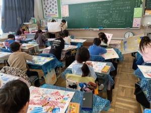 1月30日　1年生　図工「スタンプ！スタンプ！」3