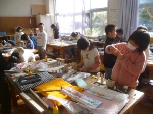 2月8日　3年生　図工「のこぎりひいてザク、ザク、ザク」1