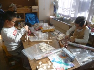 2月8日　3年生　図工「のこぎりひいてザク、ザク、ザク」2