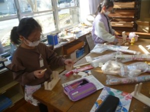2月8日　3年生　図工「のこぎりひいてザク、ザク、ザク」3