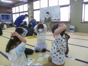 2月22日　1年生「給食かるた大会」2