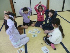 2月22日　1年生「給食かるた大会」3