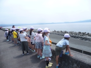 駿河湾を見つめる子どもたち