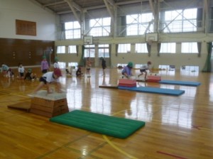 3月18日　1年生　体育「とび箱あそび」1