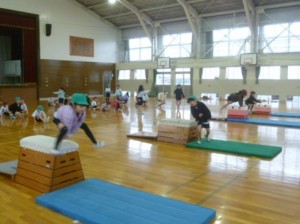3月18日　1年生　体育「とび箱あそび」3