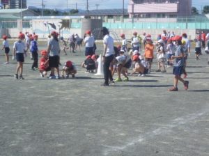 10月30日　愛校活動「スポーツ大会に向けて、運動場の整備をしよう」3