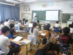 10月31日　6年生　家庭科「生活を豊かにソーイング」1