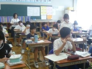 10月31日　6年生　家庭科「生活を豊かにソーイング」2