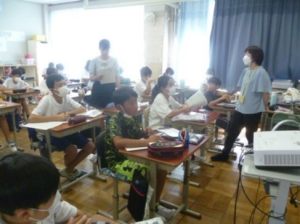10月31日　6年生　家庭科「生活を豊かにソーイング」3