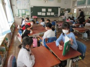 11月2日　たてわり活動「ペア読書」1