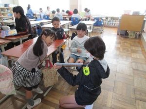 11月2日　たてわり活動「ペア読書」2