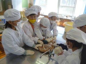 11月14日　2年生　生活科「お味噌を作ろう」2