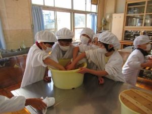 11月14日　2年生　生活科「お味噌を作ろう」3