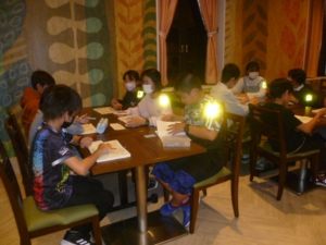 11月20日　6年生「修学旅行1日目　東京ディズニーセレブレイションホテル　班長会議」1