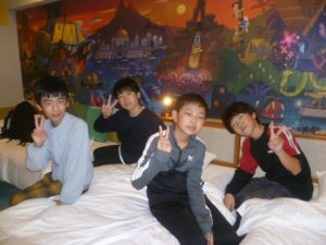 11月20日　6年生「修学旅行1日目　東京ディズニーセレブレイションホテル　部屋での様子」1