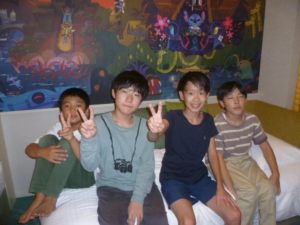 11月20日　6年生「修学旅行1日目　東京ディズニーセレブレイションホテル　部屋での様子」2