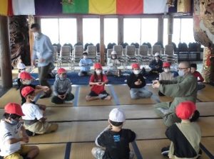 11月29日　2年生　生活科「笑顔のひみつたんけんたい ～Bコース　福泉寺・柳島郵便局～」3