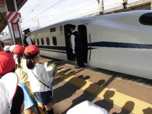 11月29日　2年生　生活科「笑顔のひみつたんけんたい ～Aコース　新富士駅・交番～」2