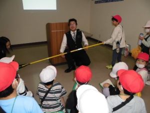 11月29日　2年生　生活科「笑顔のひみつたんけんたい ～Aコース　新富士駅・交番～」3