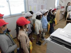 11月29日　2年生　生活科「笑顔のひみつたんけんたい ～Bコース　福泉寺・柳島郵便局～」1