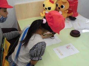 11月29日　2年生　生活科「笑顔のひみつたんけんたい ～Bコース　福泉寺・柳島郵便局～」2