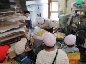 12月4日　2年生　生活科「えがおのひみつたんけんたい ～Cコース　アベイル・まちセン・田子浦文庫～」1