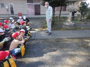 12月4日　2年生　生活科「えがおのひみつたんけんたい ～Dコース　しらすの八幡・筆塚神社～」1