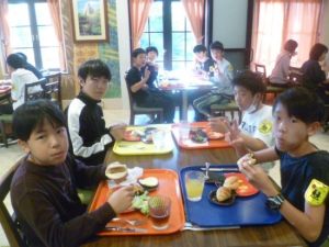 12月4日　6年生「修学旅行2日目　～朝食1～」2