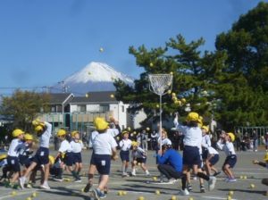 12月6日「スポーツ大会　1年生　玉入れ」1