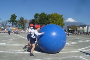 12月6日「スポーツ大会　2年生　大玉転がし」1