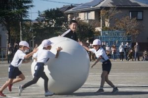 12月6日「スポーツ大会　2年生　大玉転がし」3