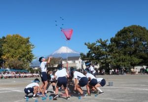12月7日「スポーツ大会　6年生　三種『玉入れ』」1