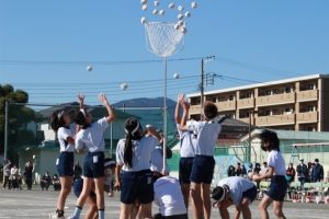 12月7日「スポーツ大会　6年生　三種『玉入れ』」2