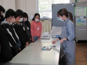 12月12日　6年生　キャリア教育「体験型職業講話2」2