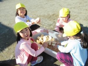 12月14日　1年生　生活「なかよくなろうね　小さなともだち2　～1日どうぶつ村～」1