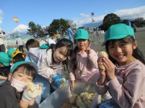 12月14日　1年生　生活「なかよくなろうね　小さなともだち3　～1日どうぶつ村～」2