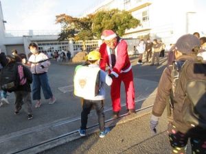 12月21日「サンタさんや地域の方とのあいさつ運動」1