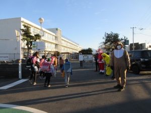 12月21日「サンタさんや地域の方とのあいさつ運動」2