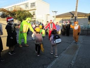 12月21日「サンタさんや地域の方とのあいさつ運動」3